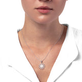 Frau mit Silber Kette mit Schneeflocken Anhänger mit Zirkonia Steinen