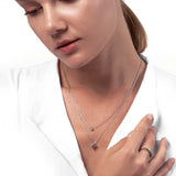 Frau mit Silber Kette mit Stern und Zirkonia Stein