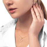 Frau mit Gold Kette mit Kreis Anhänger und Zirkonia Steinen