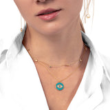 Frau mit Gold Kette mit runden Anhängern mit kleinen Zirkonia Steinen