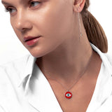 Frau mit Silber Kette mit rotem Anhänger Auge