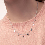 Frauenhals mit Silber Kette mit Herz, Stern, Hand Glücksbringern