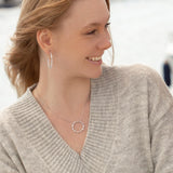 Frau mit Silber Kette mit rundem Anhänger besetz mit Zİrkonia Steinen