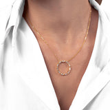 Frau mit Gold Kette mit rundem Anhänger besetz mit Zİrkonia Steinen