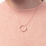 Frau mit Rosa Pullover und Rosegold Kette mit rundem Anhänger besetz mit Zİrkonia Steinen