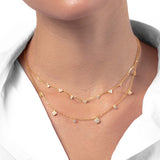 Frauen Hals mit zwei Gold Ketten mit Steinen