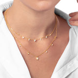 Frau mit Gold Kette mit Sternen