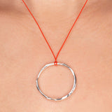 Runder Silber Anhänger mit rotem Band