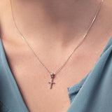 Hals mit Silber Kette mit Kreuz Anhänger mit kleinen Zirkonia Steinen
