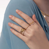 Zirkonia Ring „Drops“ am Finger getragen – moderner Silberring