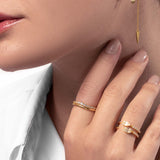 Zirkonia Ring aus 925 Silber am Finger getragen – eleganter Wave Ring in Gold oder Silber