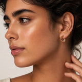 Kleine_Creolen_gebogen_Silber_modern_minimalistisch_Rosegold_am_Ohr