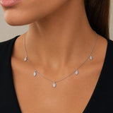 Tropfen_Kette_Silber_mit_Zirkonia_Steinen_an_Frau_elegant