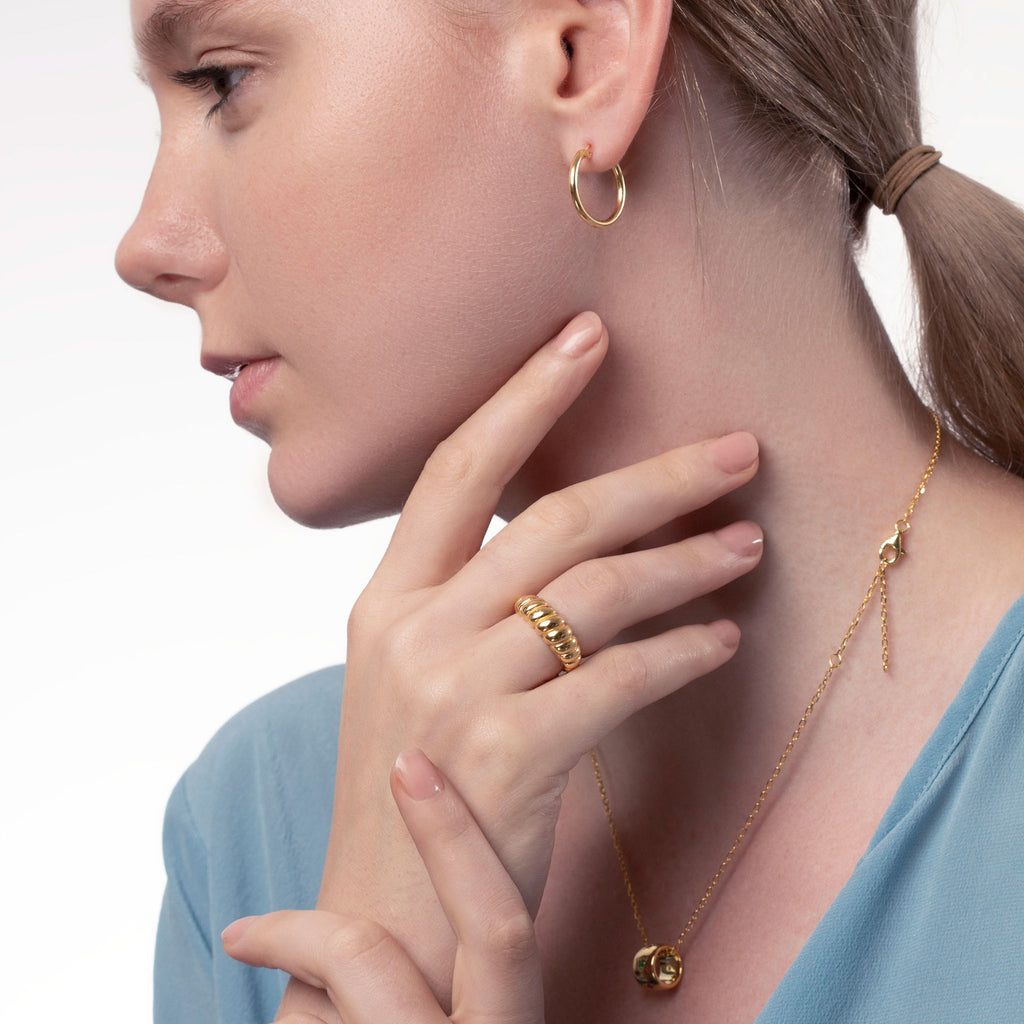 Geschwungener Ring aus 925 Silber am Finger getragen – minimalistischer Wave Ring