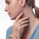 Geschwungener Ring aus 925 Silber am Finger getragen – minimalistischer Wave Ring