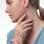 Geschwungener Ring aus 925 Silber am Finger getragen – minimalistischer Wave Ring