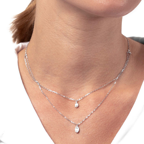 Frauen Hals mit Doppelreihiger Silberkette mit zwei Edelstein Tropfen 