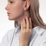 Frau mit Gold Ringen und Ohrringen