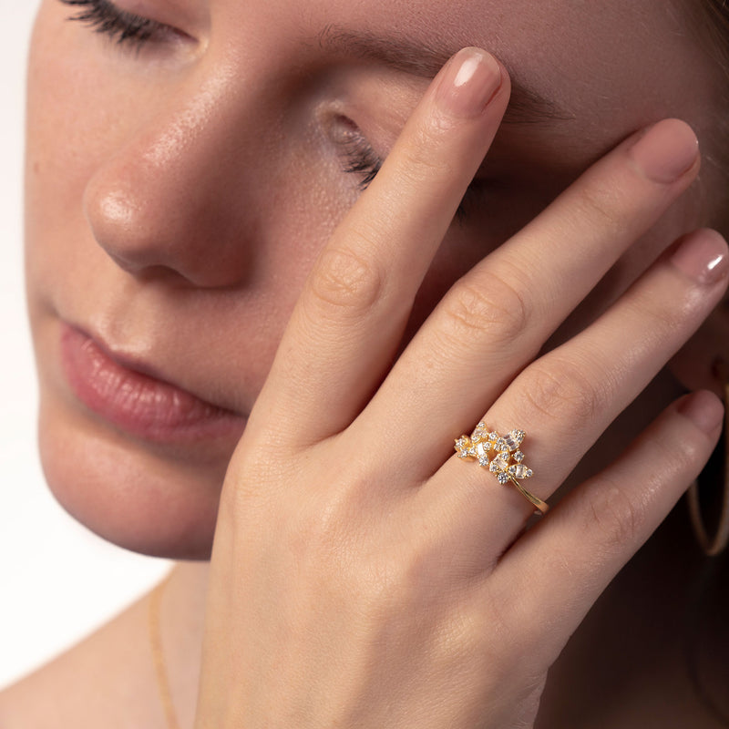 Frau mit Gold Ring mit vielen Zirkonia Steinen