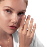 Frau mit Gold Ring mit Zirkonia Steinen