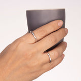 Hand mit Silber Ring mit Organischer Form