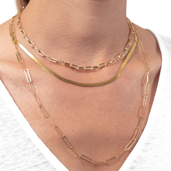 Frauen Hals mit drei Goldketten, Golden Layering