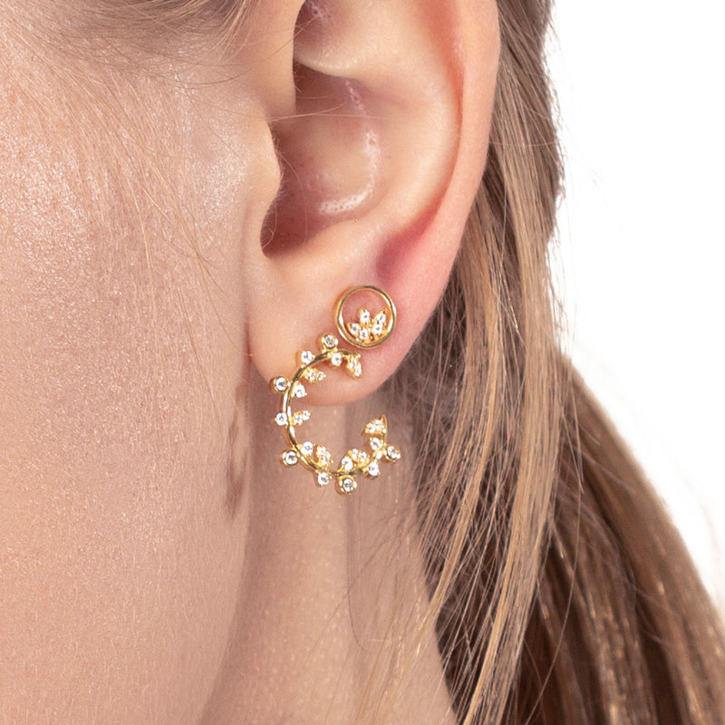 Frau mit Kleinen Gold Ohrringe in Kreis Form mit Zirkonia Steinen
