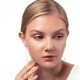 Frau mit Silber Ohrringe mit Kette und Anhänger in Tropfenform