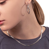 Frau mit flacher silber kette, flatchain silver, Schlangenkette
