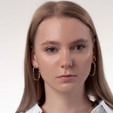 Twisted Creolen vergoldet 925 Silber Damen oval am Ohr Portraitfoto