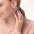 Frau mit Wave Ring Silber